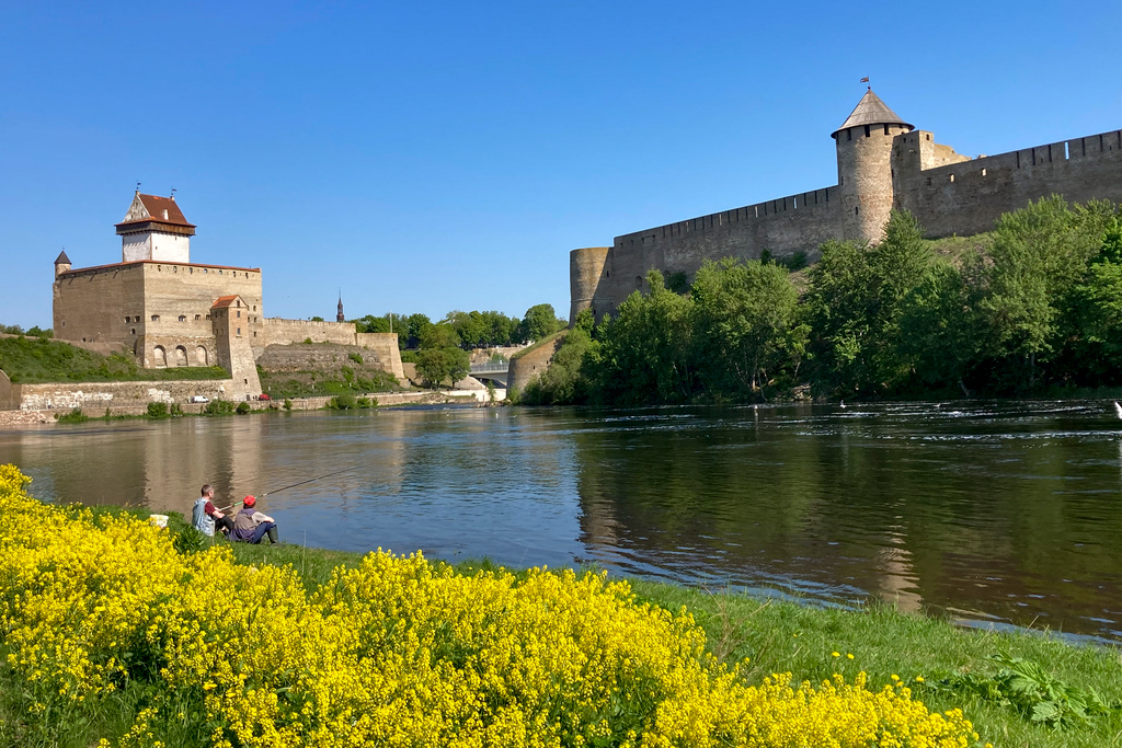 Estonia closes border crossing in Narva