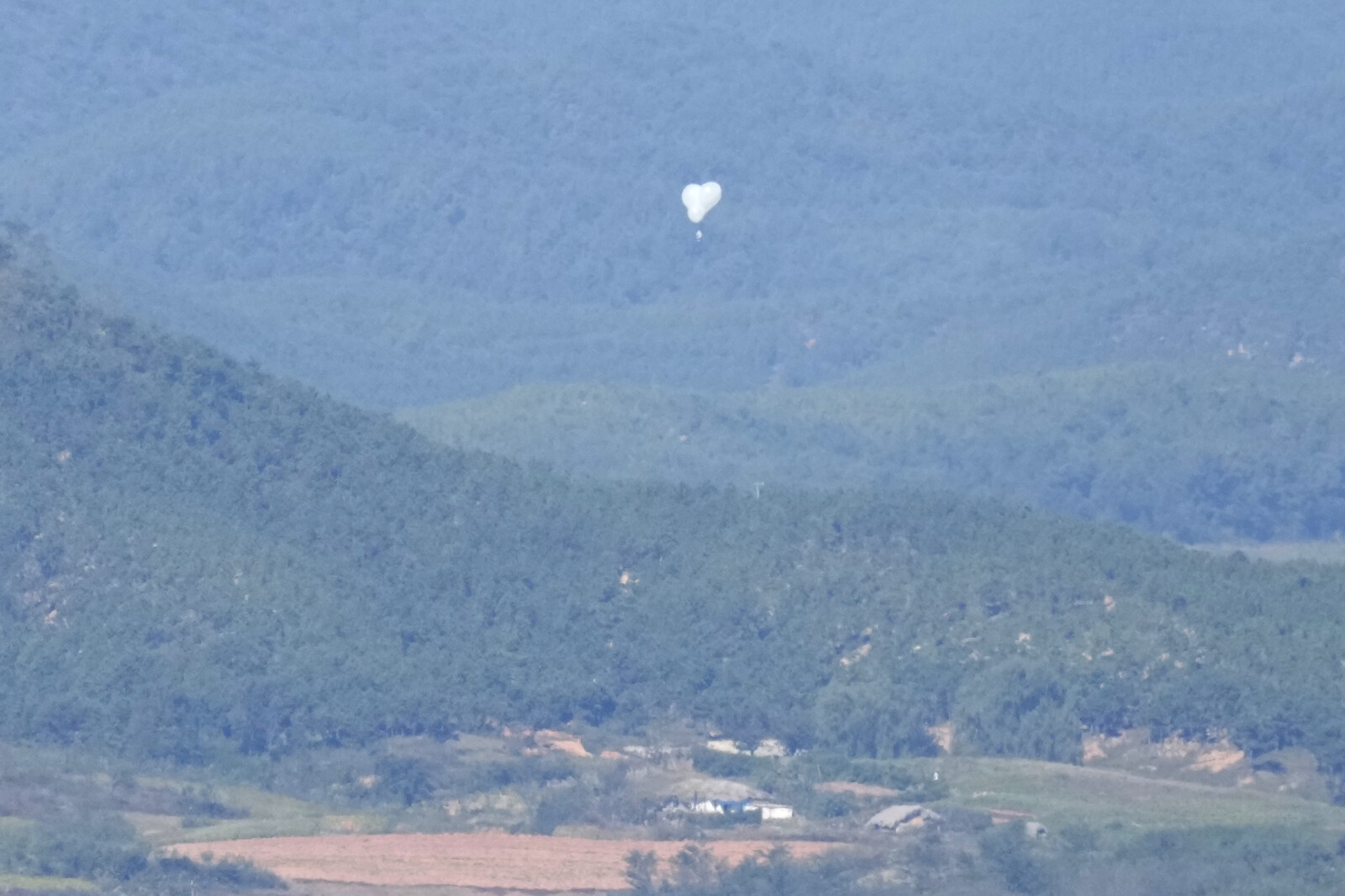 Balloon Trash Hits Presidential Office in Seoul