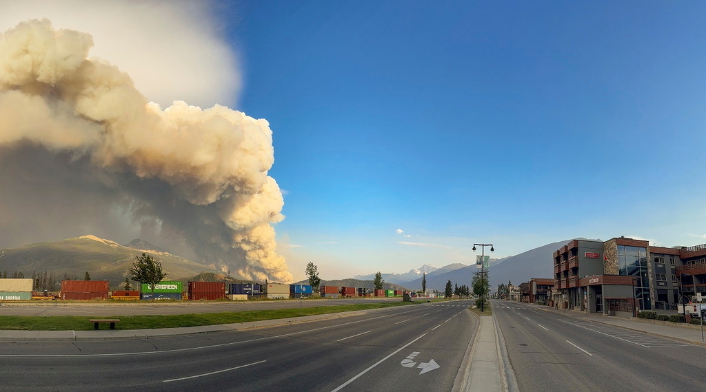 Forest Fire in Canada Reaches Town: "Out of Control"