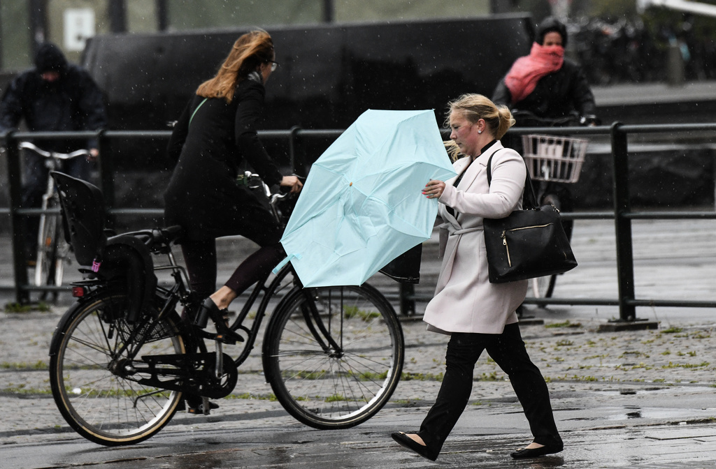 The storm will be worst: "Secure outdoor furniture"