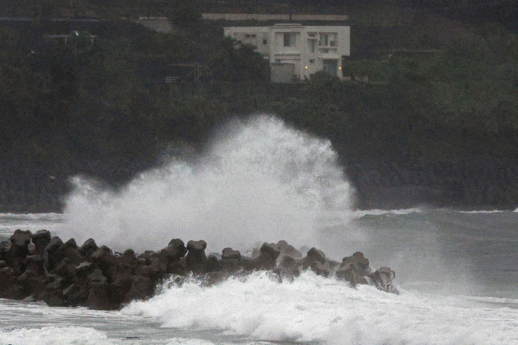 Extremely Strong Typhoon Hits Japanese Land