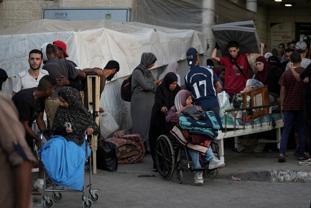 "Gazans flee hospital as forces approach"