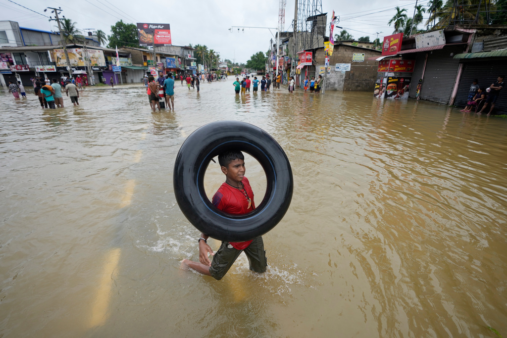 Sri Lanka closes schools after floods