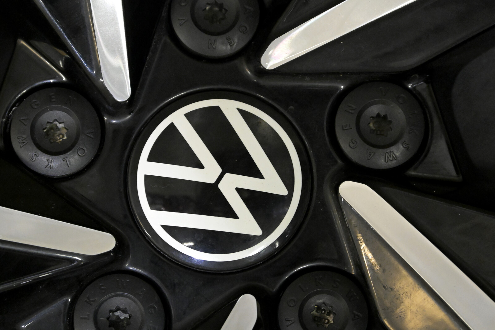 Volkswagen issues profit warning